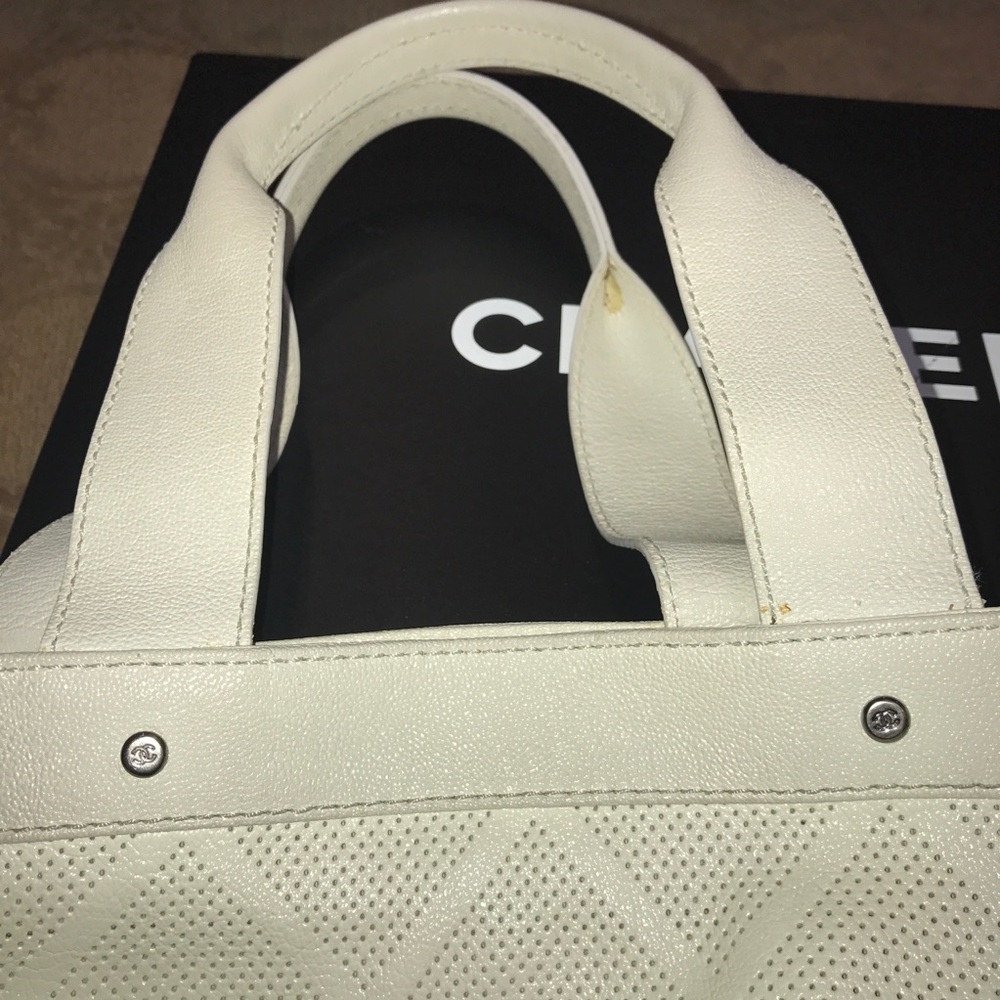Chanel white perforated tote with handles and CC - Picture 5 of 8